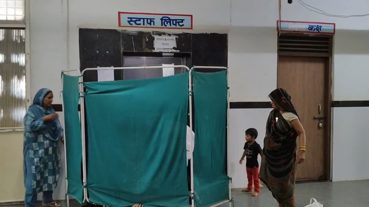 एम्बुलेंस न मिलने पर प्राइवेट वाहन से पहुंची प्रसूता, तड़पती रही महिला लेकिन स्टाफ ने नहीं ली सुध