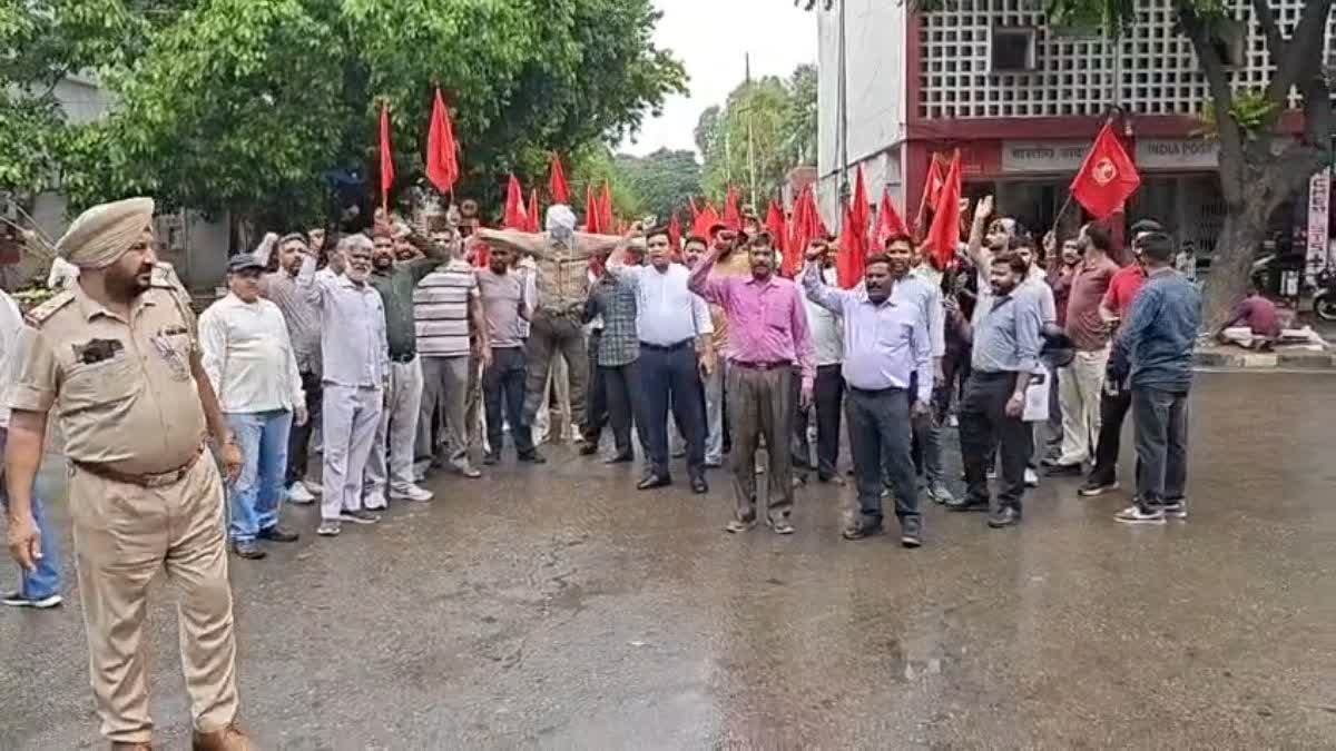 चंडीगढ़ में यूटी प्रशासन के खिलाफ कर्मचारियों का हल्लाबोल; लेबर कोड के विरोध में फूंका पुतला