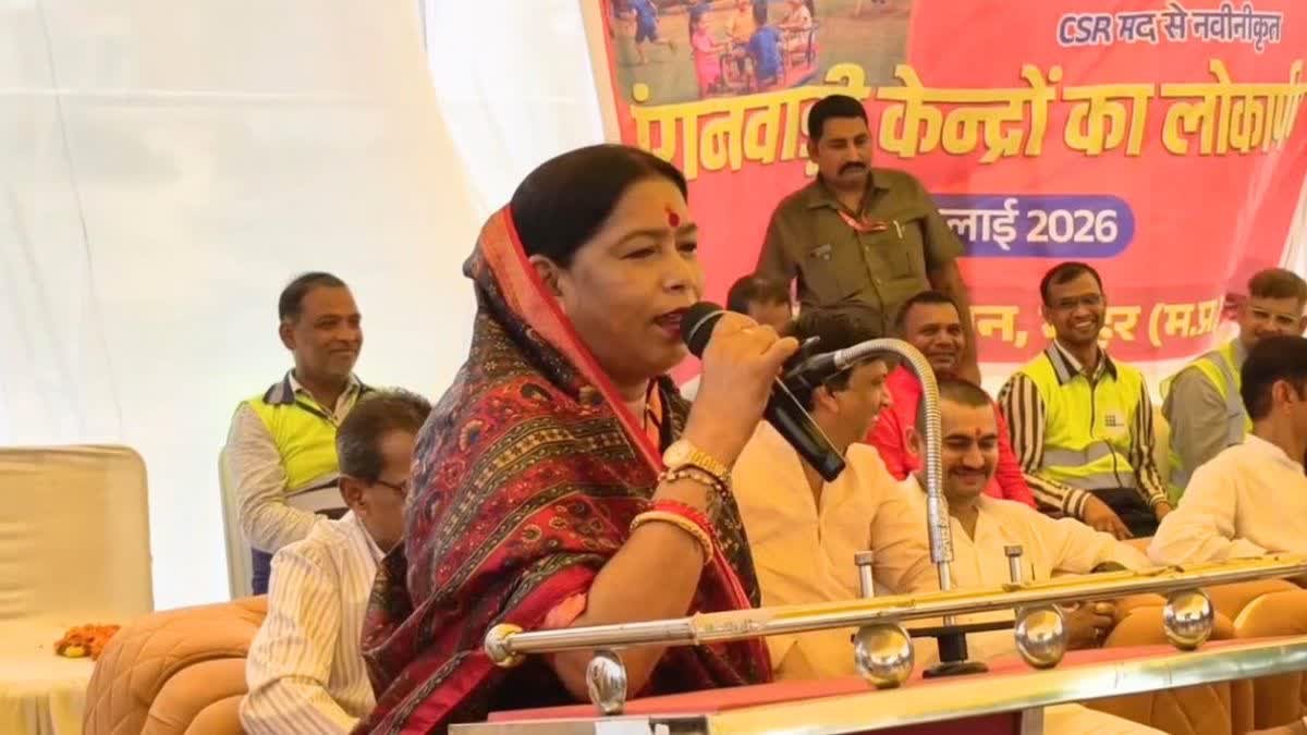 मैहर में नपा अध्यक्ष की जगह मंच पर बैठे पति, प्रभारी मंत्री राधा सिंह ने सरेआम टोका; भाषण के बाद चर्चा गर्म