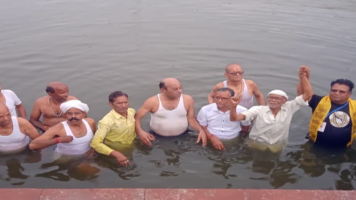 मध्य प्रदेश में 4.5 लाख पेंशनर्स का सरकार के खिलाफ मोर्चा; झील में उतरकर किया जोरदार प्रदर्शन
