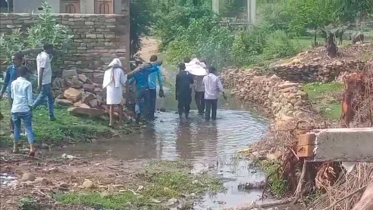 ऐतिहासिक नगरी चंदेरी की बदहाली; शव वाहन न पहुँचने पर कंधों पर अर्थी ले जाने को विवश परिजन