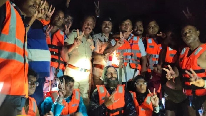 खंडवा के हांडीकुंड में बड़ा हादसा टला, ड्रोन से लाइफ जैकेट पहुंचाकर एसडीईआरएफ की टीम ने बचाई जान