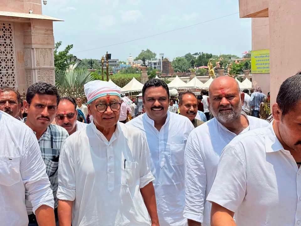 उज्जैन से अयोध्या तक दिग्विजय सिंह की 'सनातन पदयात्रा'; कांग्रेस के लिए संजीवनी या नई मुसीबत?