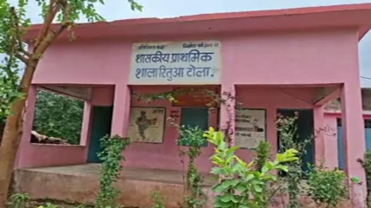 गजब ढा रहा ई-अटेंडेंस सिस्टम! नरसिंहपुर में स्वर्गवासी शिक्षक को मिली वेतन कटौती की चेतावनी