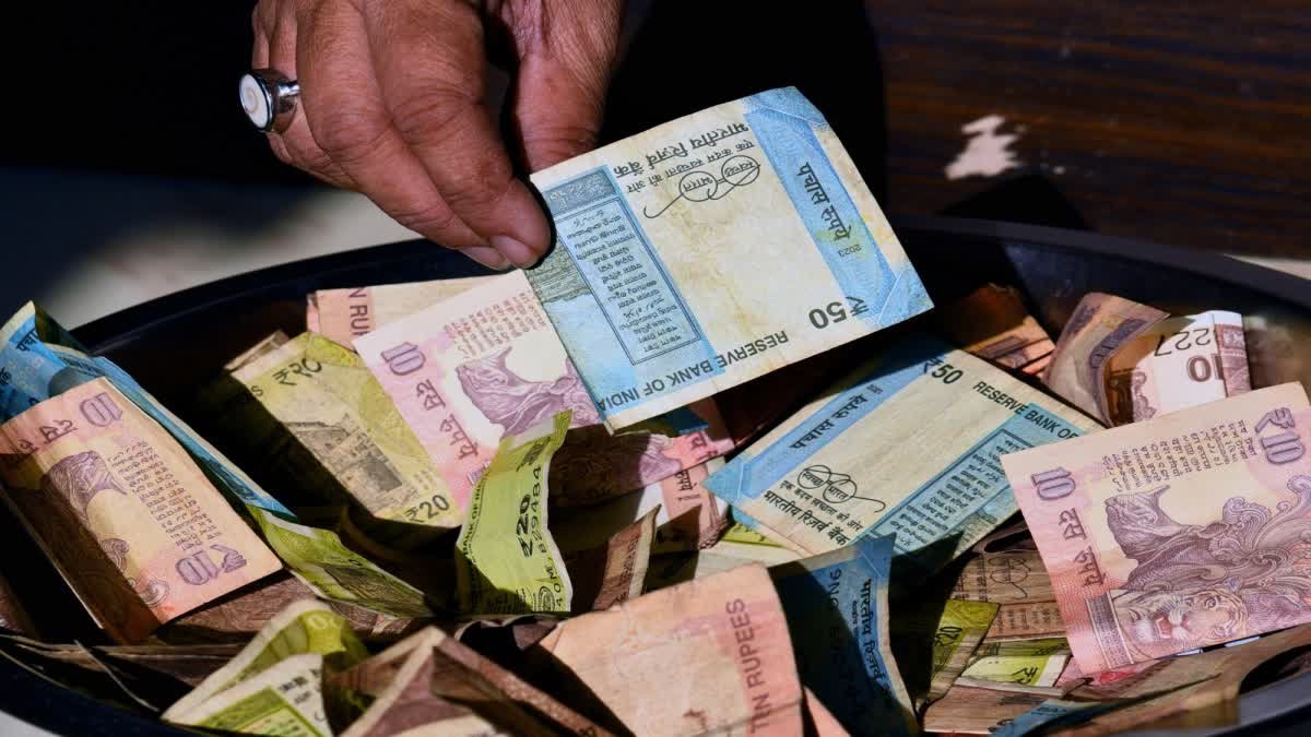 पुजारियों पर लग रहे आरोपों के बीच अखाड़ा परिषद का सख्त रुख; कहा- ड्रेस कोड से रुकेगी दान की धांधली