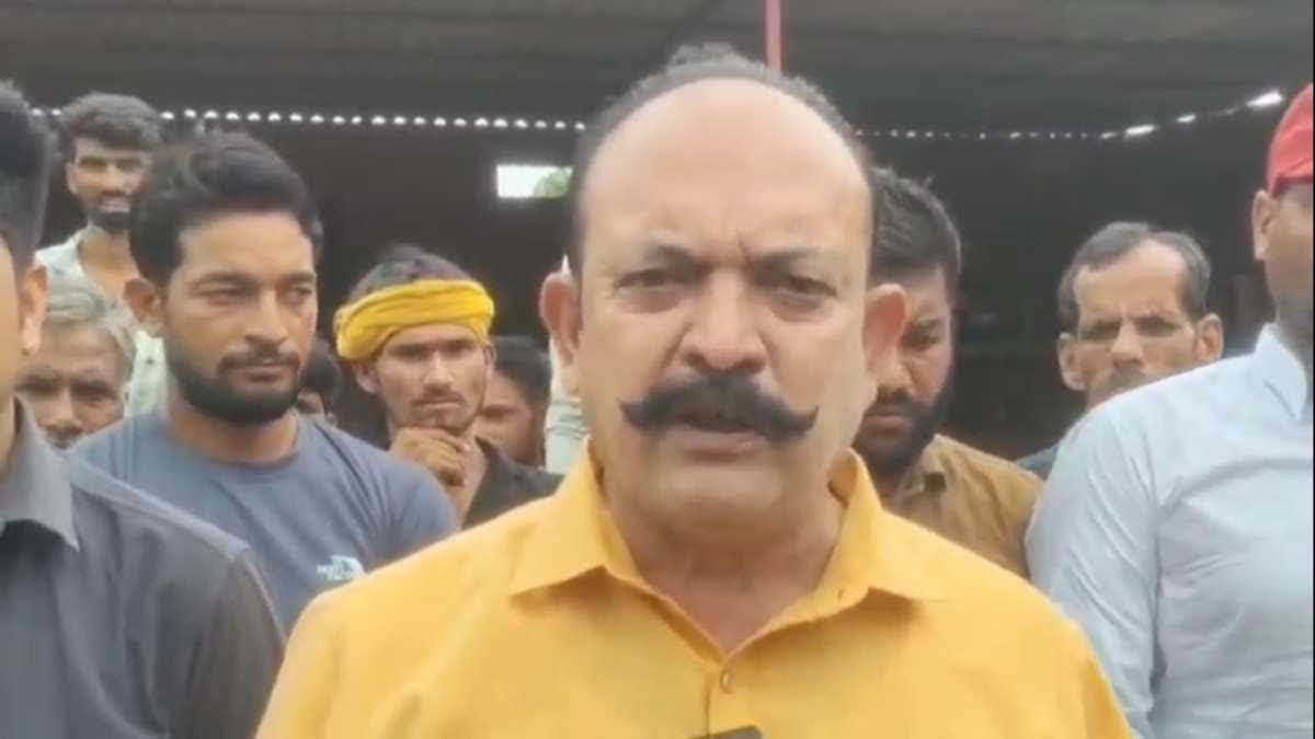 बागेश्वर धाम के धीरेंद्र शास्त्री के भाई शालिग्राम पर गोलीकांड में FIR; कांग्रेस नेता बोले- 'गरीबों की हाय न लें बाबा'