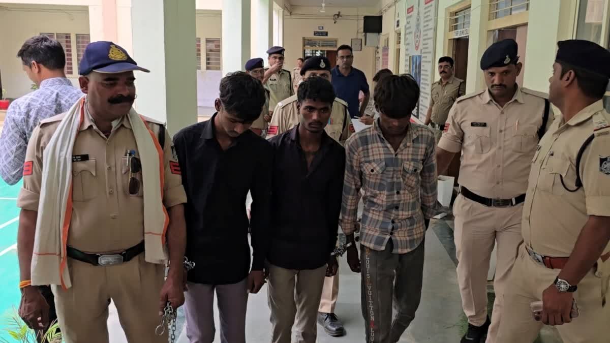 कबाड़ बीनने वालों के सुराग से पकड़े गए चोर; ₹12 लाख के जेवर, 80 हजार कैश व बाइक बरामद