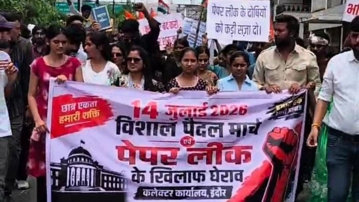 इंदौर में छात्रों का महाआंदोलन; आकांक्षा योजना में गड़बड़ी का आरोप, 5 घंटे घेरा कलेक्टोरेट