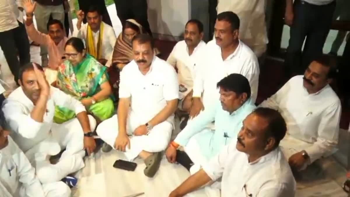 जबलपुर में कांग्रेस कार्यकर्ताओं पर पुलिस ने चलाई वाटर कैनन; देवास और छिंदवाड़ा में भी उग्र प्रदर्शन