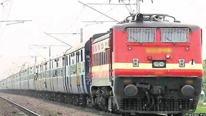 बिना कोच के प्लेटफॉर्म पर पहुंची गरीब रथ एक्सप्रेस; यात्रियों में मचा हड़कंप, 1 घंटे देरी से रवाना हुई ट्रेन