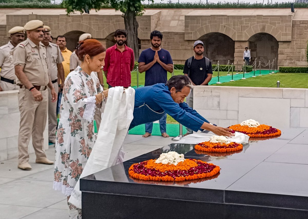 अनशन खत्म कर राजघाट पहुंचे सोनम वांगचुक, बापू को नमन कर दिया बड़ा संदेश