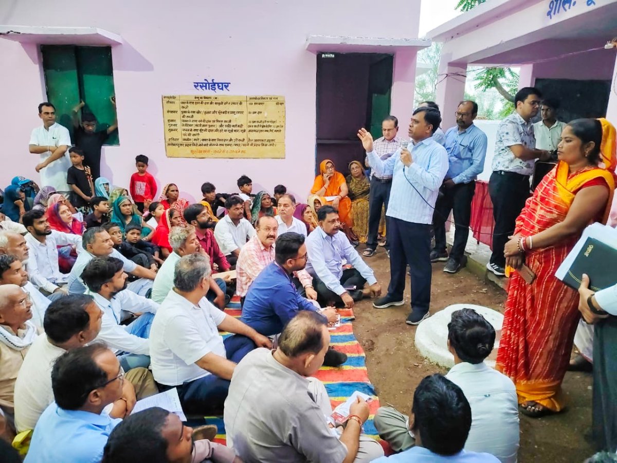 कलेक्टर ने बरगद के नीचे गांव कूड़ी में लगाई चौपाल 