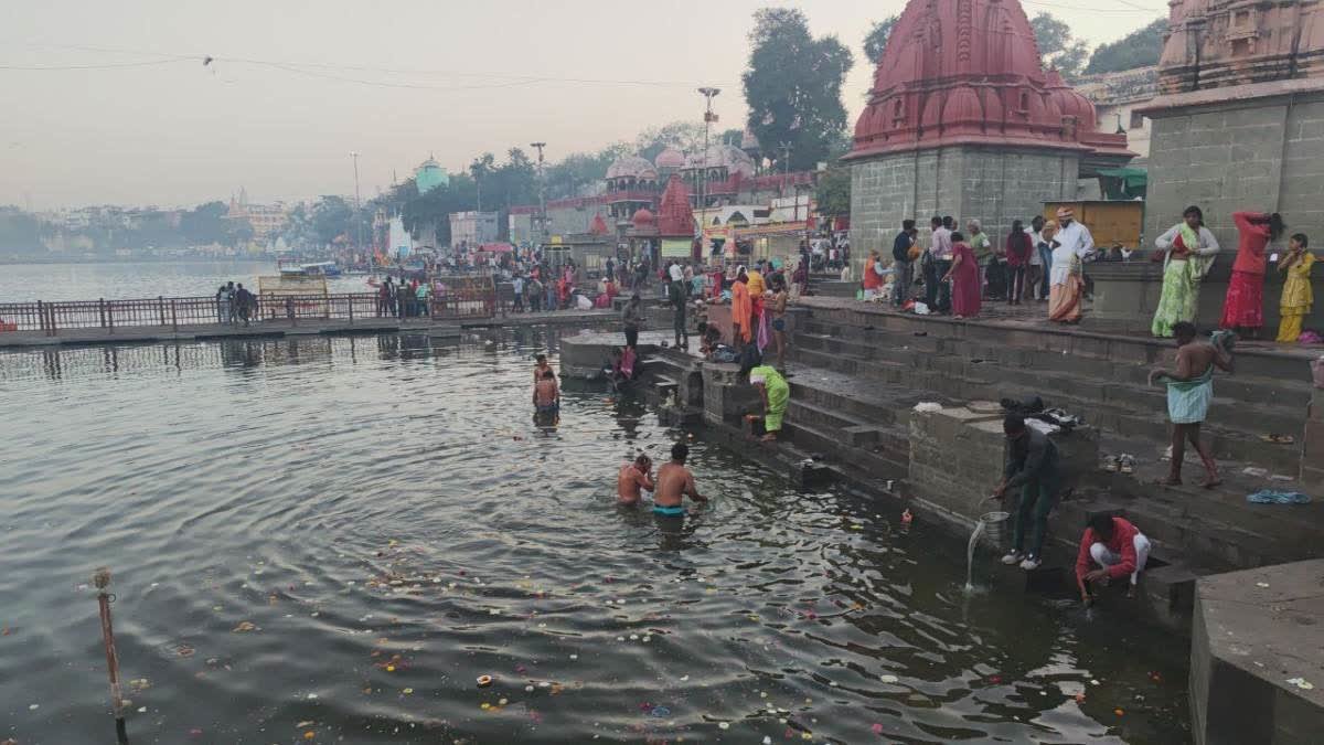उज्जैन शिप्रा तट पर पुजारी और फूल विक्रेताओं के बीच खूनी संघर्ष; आरती स्टैंड से किया हमला