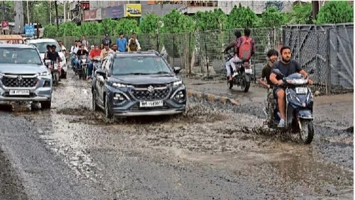 बदहाल सड़कों और जाम से जूझ रहे इंदौरवासी; निगम के अफसरों को मंगलवार को कोर्ट में होना होगा हाजिर