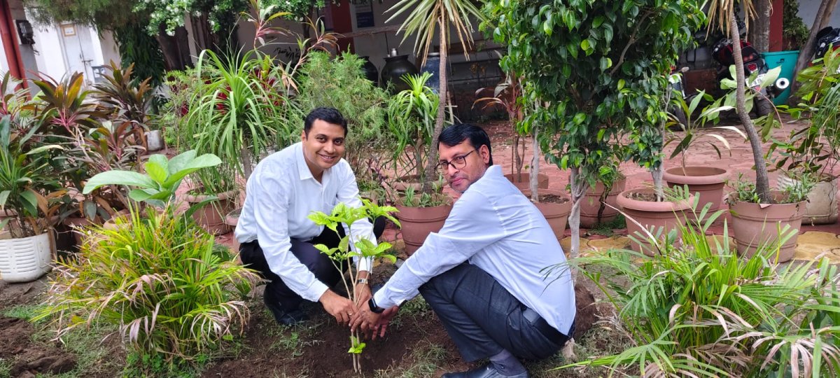 न्यायालय परिसर में किया पौधरोपण 