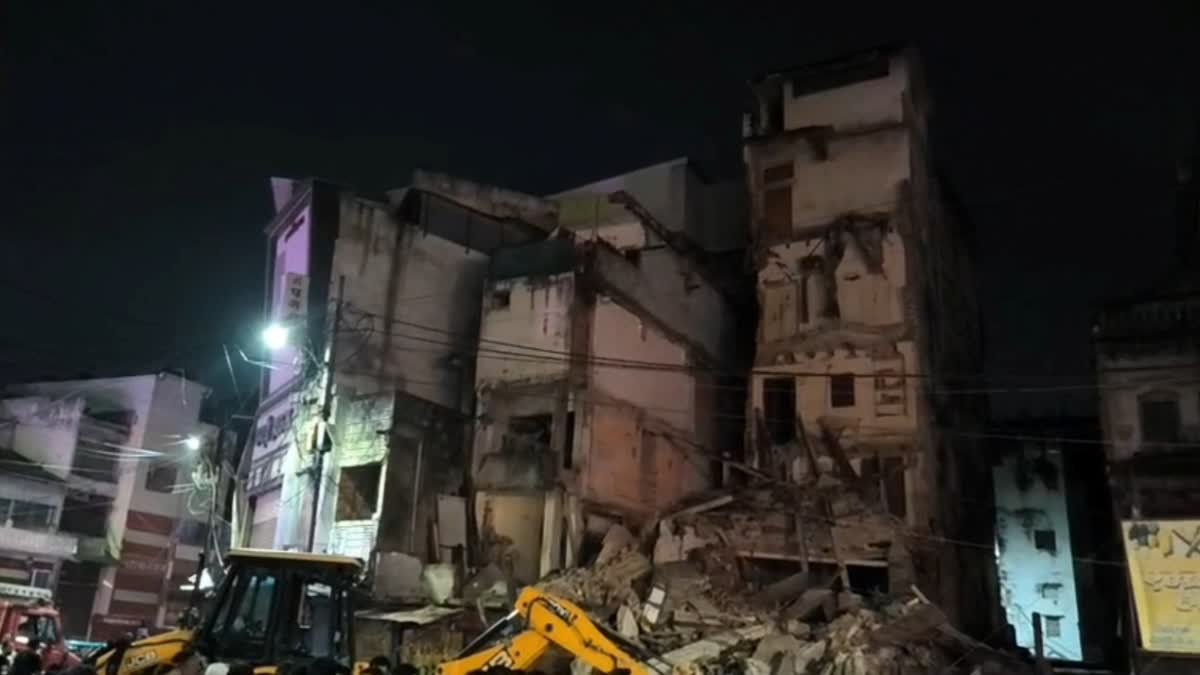बाजार में देखते ही देखते धराशायी हुई पांच मंजिला बिल्डिंग; खाली होने के कारण टला बड़ा हादसा
