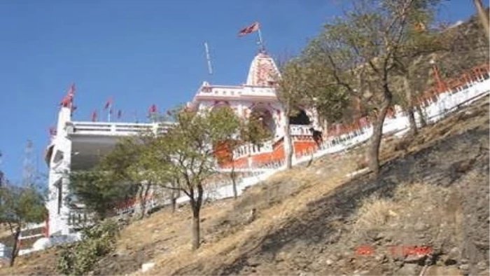 इंदौर एयरपोर्ट पर ट्रैफिक जाम से मिलेगी मुक्ति; 20 एकड़ जमीन पर फेंसिंग और नई निकासी व्यवस्था शुरू