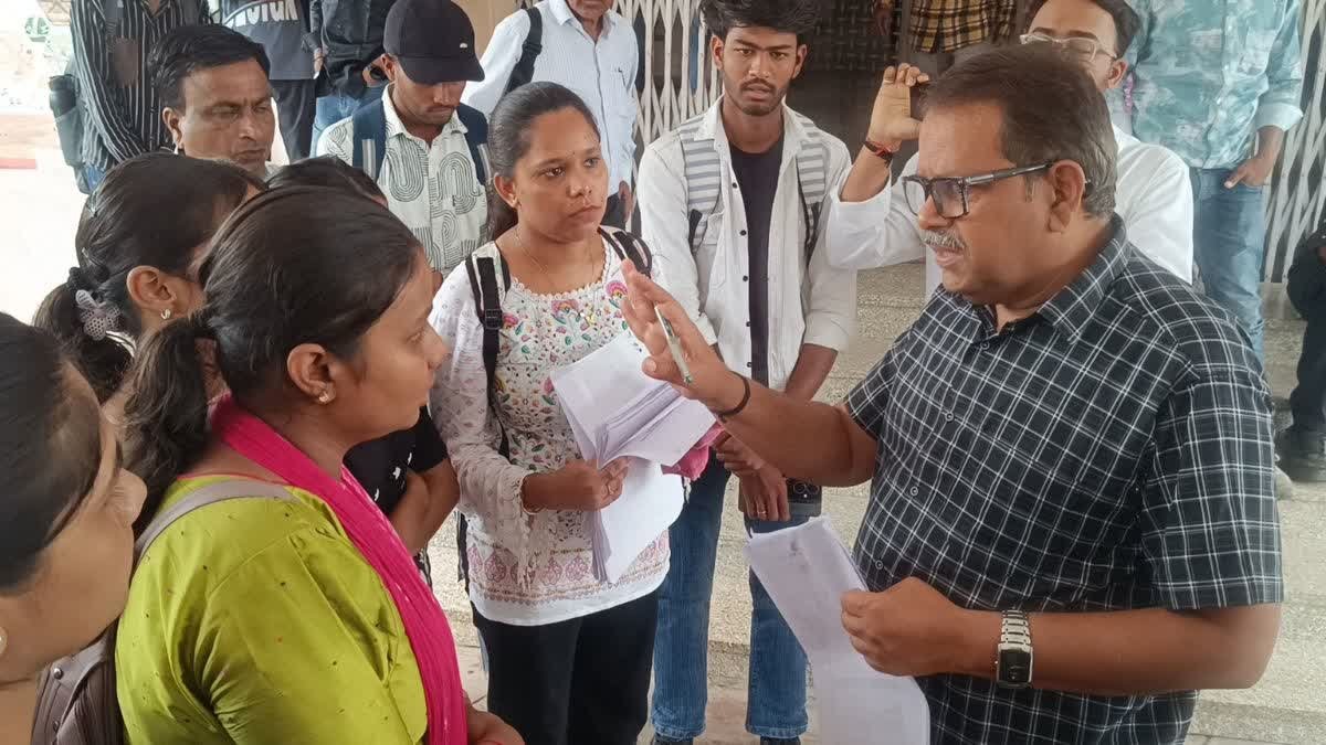 1 घंटे पहले पेपर लीक और नकल के आरोप! नागदा के छात्रों ने कुलसचिव से की शिकायत
