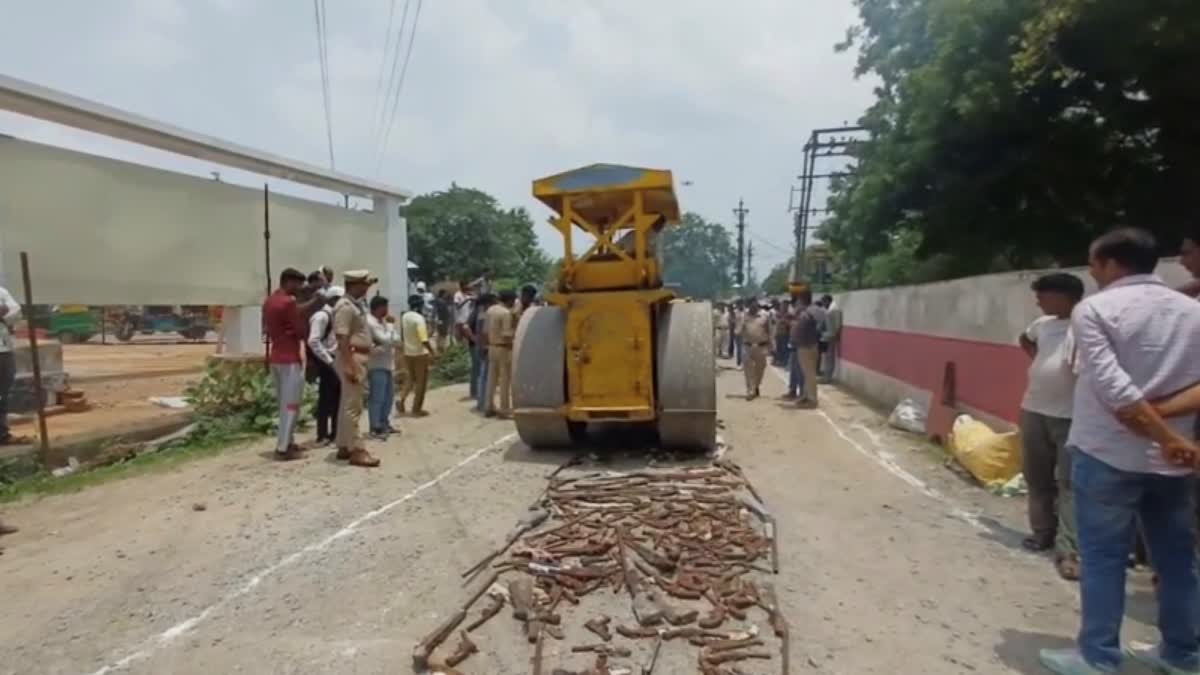 दतिया में उपचुनाव से पहले 628 अवैध हथियारों पर चला रोड रोलर; 19 साल बाद कोर्ट के आदेश पर बड़ी कार्रवाई