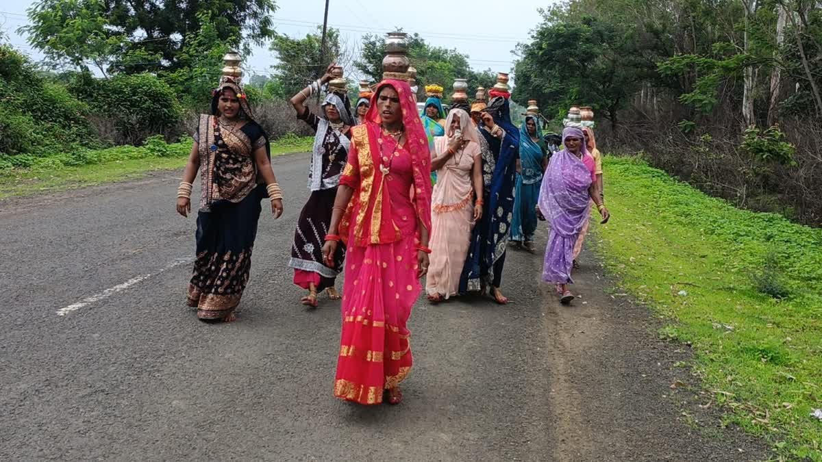 खेतों में फसलों को पानी की दरकार, खुरई की महिलाओं ने देवी मंदिरों में जल चढ़ाने का लिया संकल्प