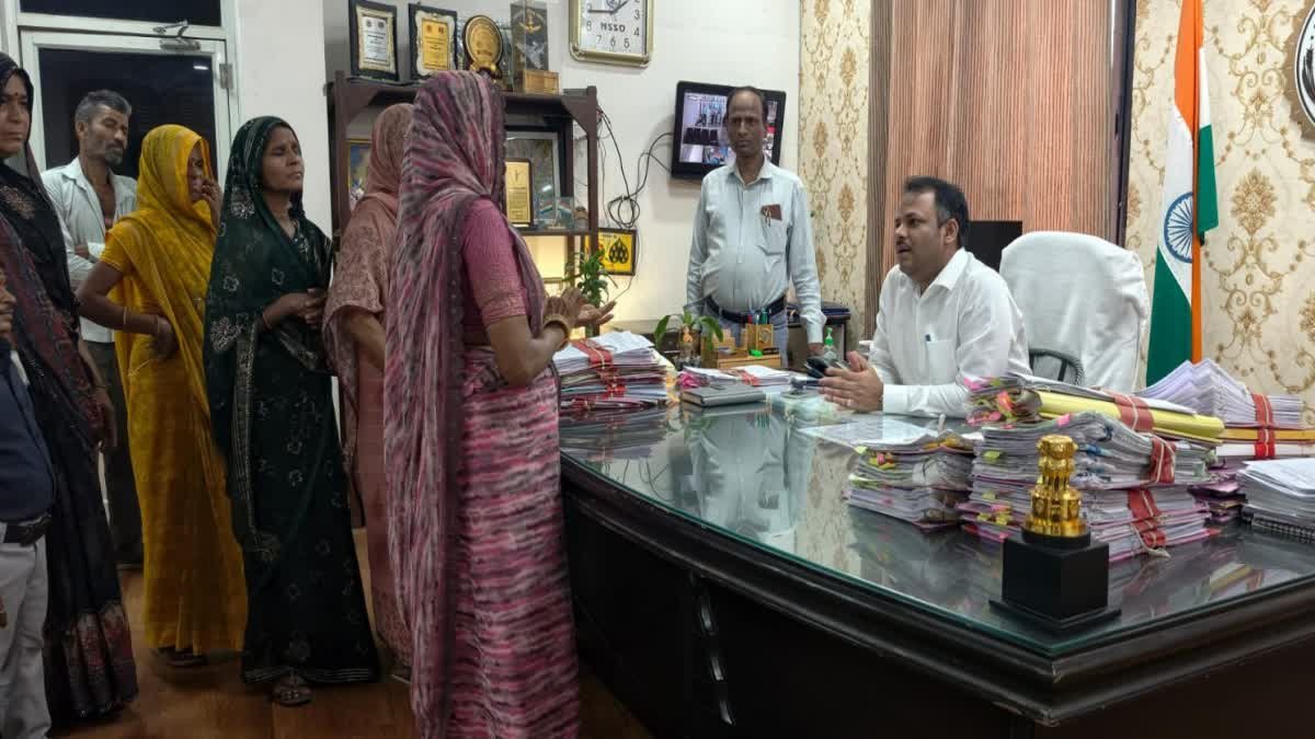 खुद को भगवान बताकर सामुदायिक भवन तोड़ने की धमकी, परेशान ग्रामीणों का कलेक्टर को ज्ञापन