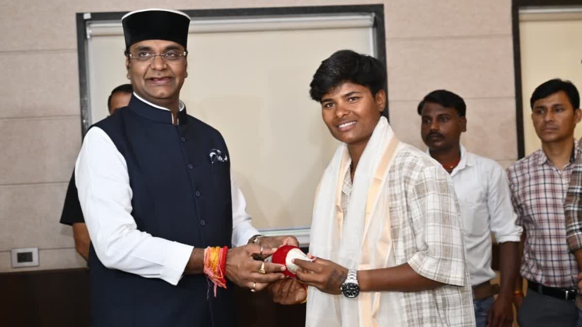 लॉर्ड्स में 5 विकेट लेकर इतिहास रचने वाली क्रांति गौड़ का भोपाल में भव्य स्वागत; परिजनों ने खोले बेटियों के लिए खेल के रास्ते