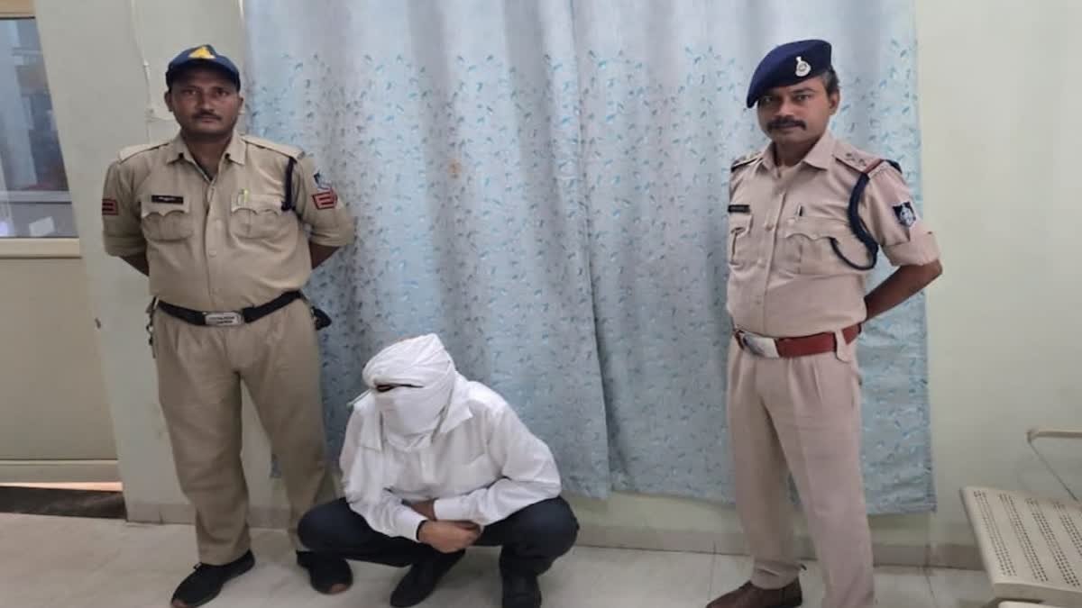 तस्करों को धमकाने वाला शराब ठेकेदार खुद निकला 13 साल का इनामी; पुलिस महकमे में मचा हड़कंप