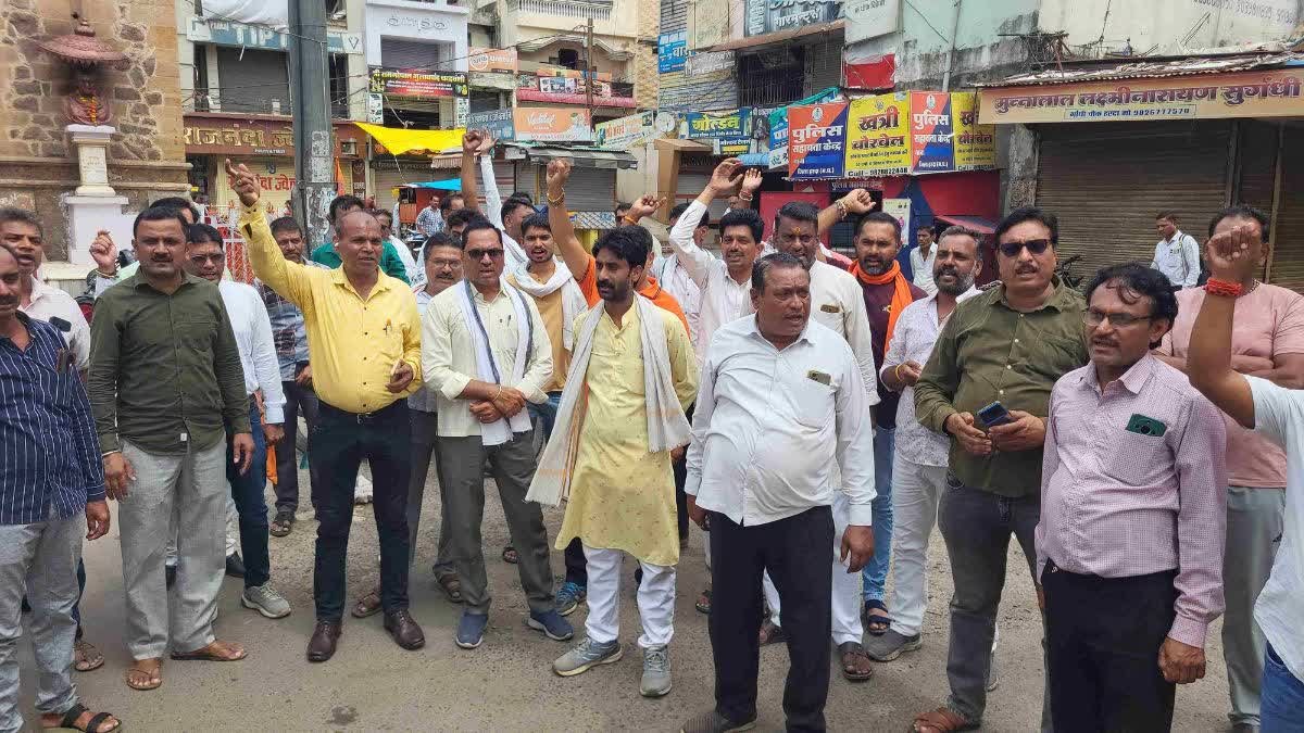 हरदा मंडी में किसानों का अनिश्चितकालीन धरना जारी; शत-प्रतिशत मूंग तुलाई की मांग पर अड़े किसान