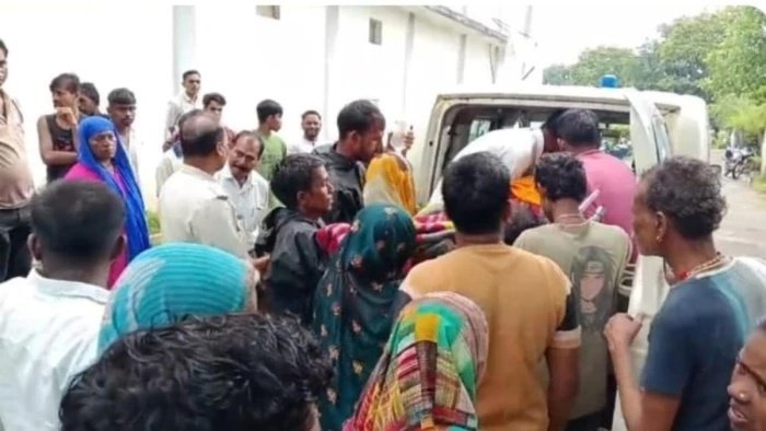 तेज बारिश के दौरान खेतों में गिरी बिजली, अस्पताल में डॉक्टर न मिलने से मचा हंगामा