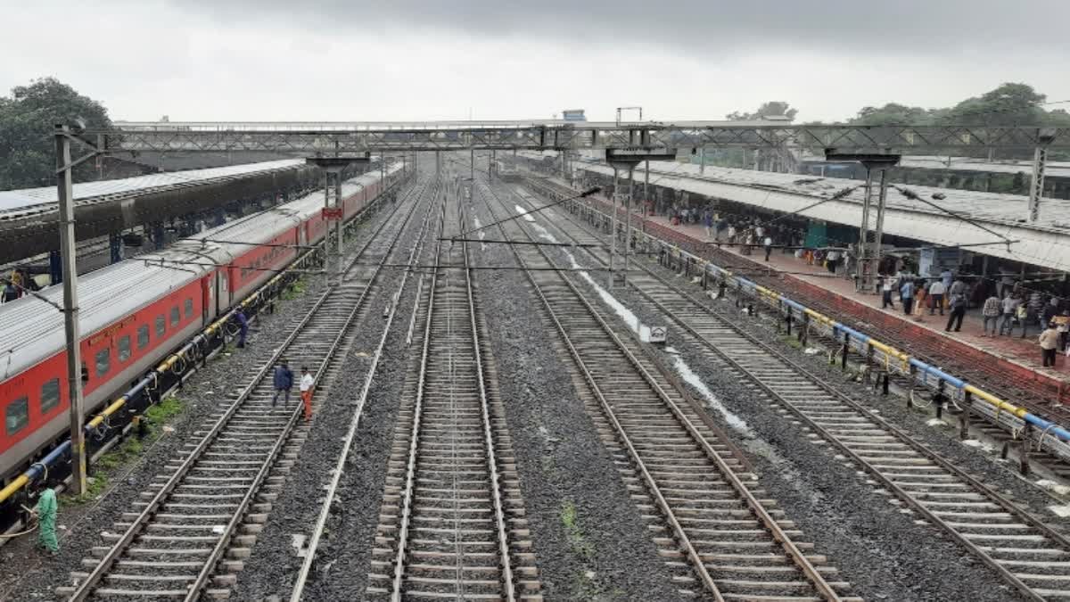 रतलाम मंडल से गुजरने वाली ट्रेनों पर मानसून की मार; राजधानी एक्सप्रेस सहित कई गाड़ियाँ रद्द, देखें लिस्ट