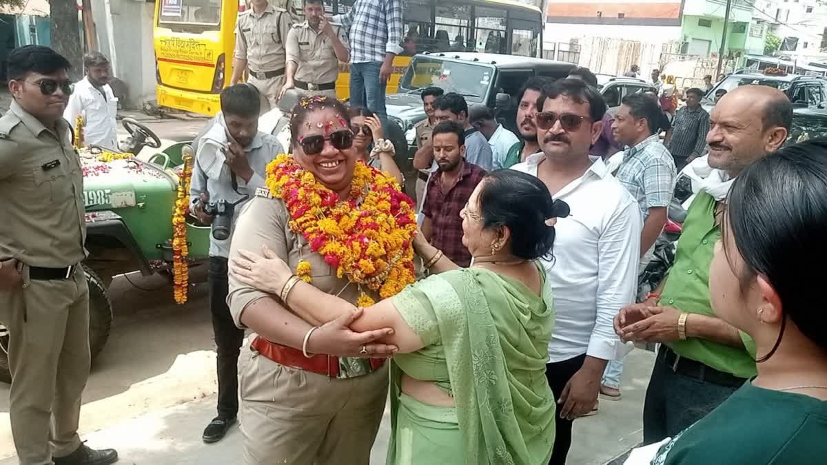 लेडी सिंघम के नाम से मशहूर टीआई रीता सिंह को जनता ने दी अनोखी विदाई, खुली जीप में निकाली सम्मान यात्रा