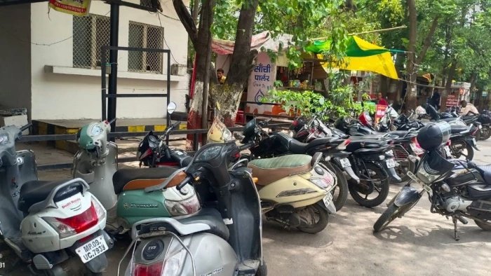 आधार सुधार और समग्र आईडी के लिए चक्कर काट रहे लोग; सर्विस रोड की फुटपाथ पर कब्जा, पार्किंग की बड़ी समस्या