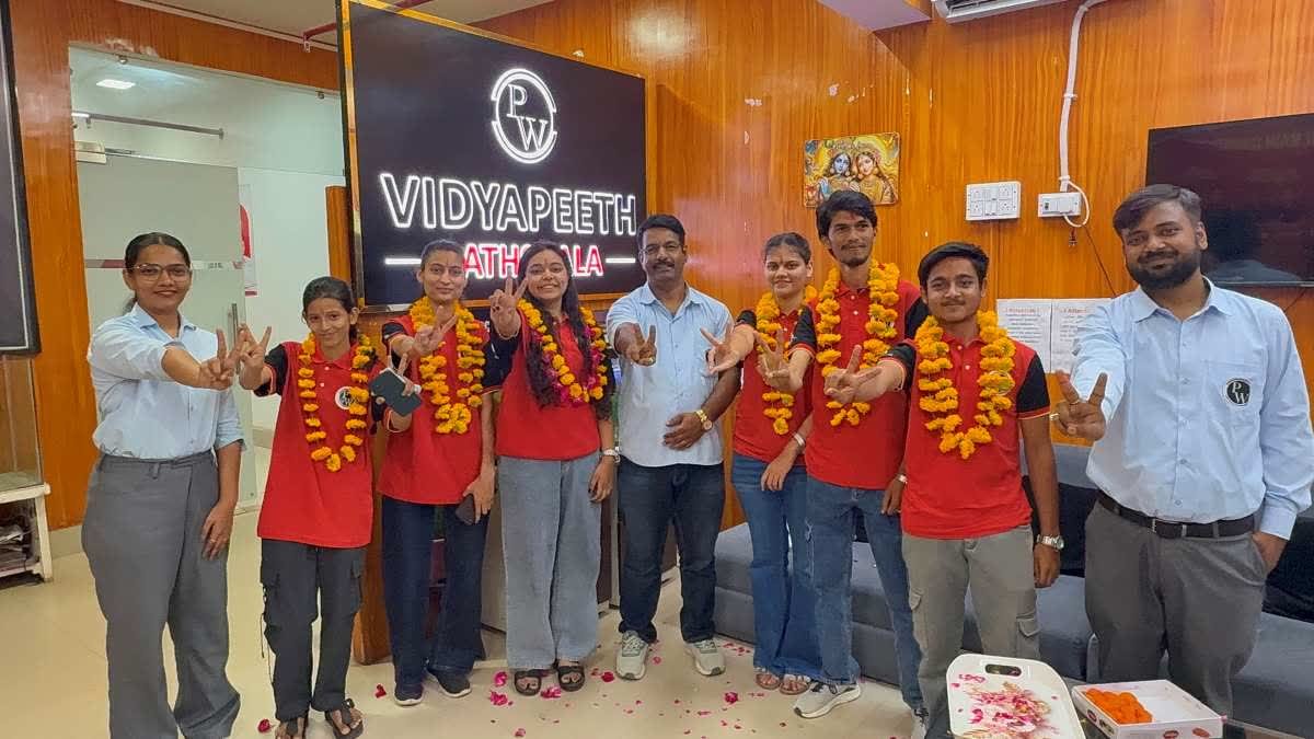 छतरपुर के क्रिश, आर्या और विनोद ने क्रैक की नीट परीक्षा; ढोल-नगाड़ों से हुआ स्वागत