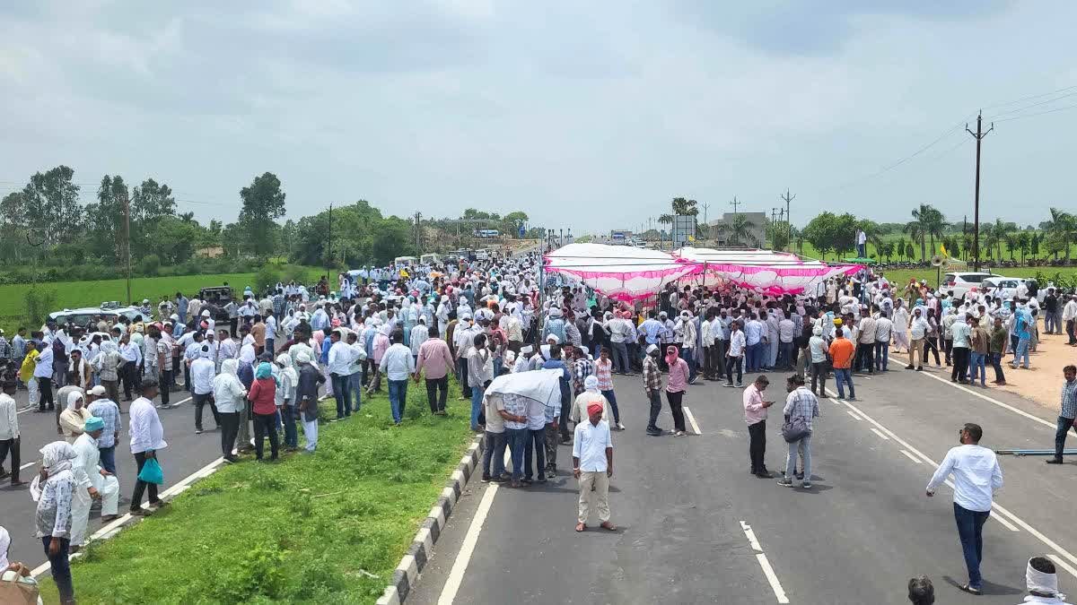1 क्विंटल 20 किलो की जगह 5 क्विंटल मूंग खरीदने की मांग; हरदा एनएच पर चक्काजाम से यात्री परेशान