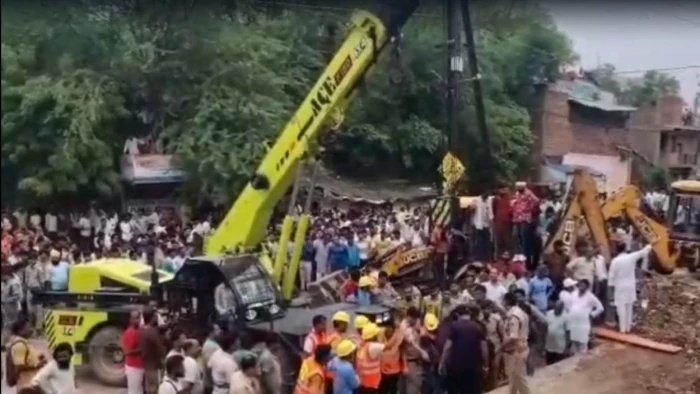 चिरवाई नाका पर बड़ा हादसा, मलबे में दबे कई लोग; रेस्क्यू ऑपरेशन जारी