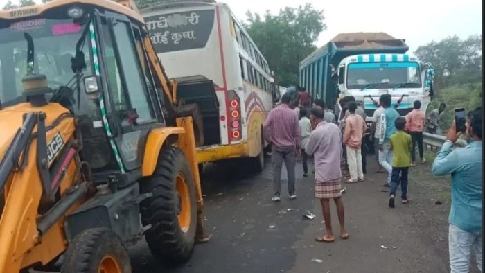 टांडा-बाग मार्ग पर पिकअप और बस में भीषण टक्कर; चालक की मौत, 4 घायल