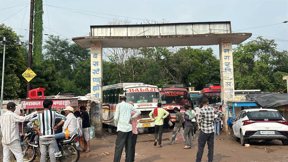 ग्वालियर बस स्टैंड पर अव्यवस्थाओं का अंबार, गंदगी और बदबू के बीच बैठने को मजबूर मुसाफिर