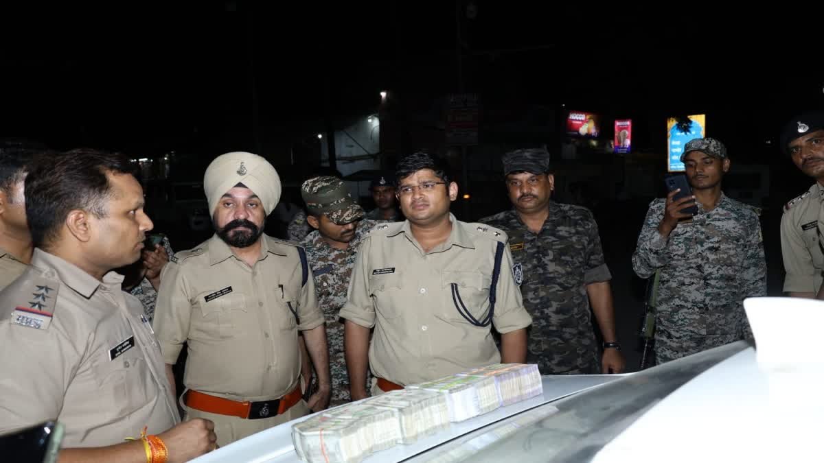 आचार संहिता लगते ही एक्शन में दतिया पुलिस; गोराघाट और सेंवड़ा चुंगी पर बेहिसाब नकदी बरामद