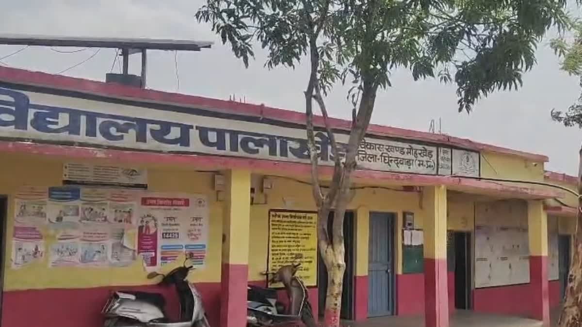 'क्लास में जाकर पढ़ो' कहने पर छात्र ने शिक्षक को दी धमकी, चाकूबाजी के बाद पालखेड़ स्कूल में तनाव
