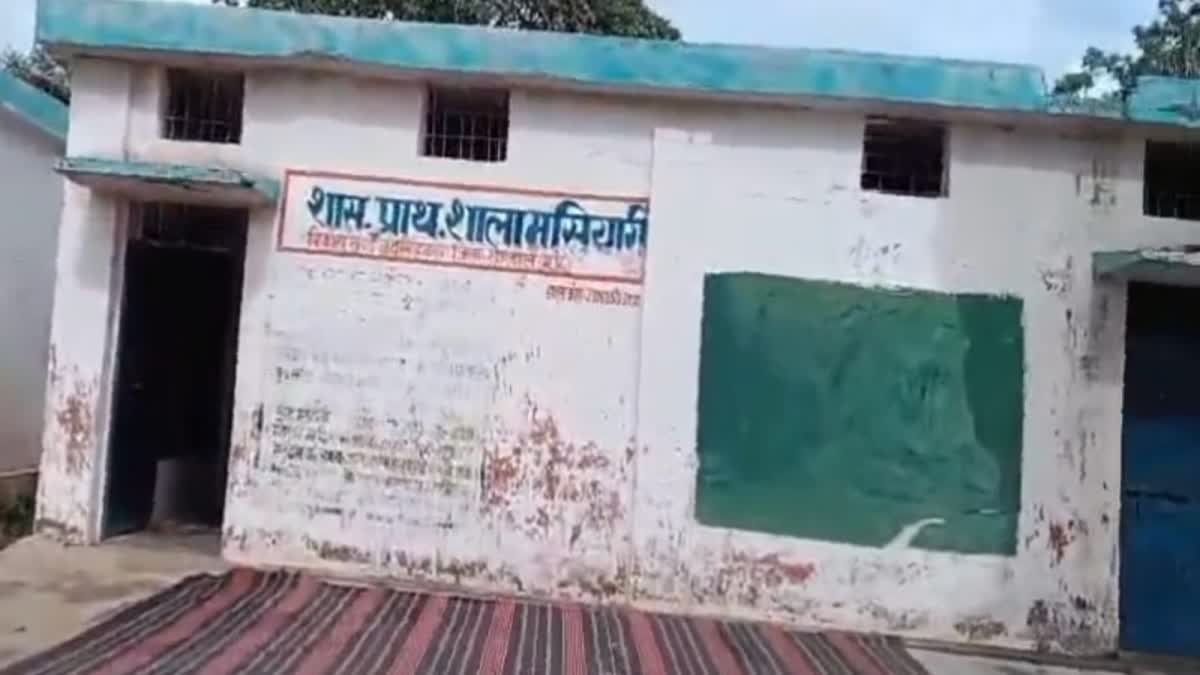 शहडोल न्यूज़: बच्चों से सफाई कराने पर टीचर बोली- 'जाओ वीडियो वायरल कर दो'
