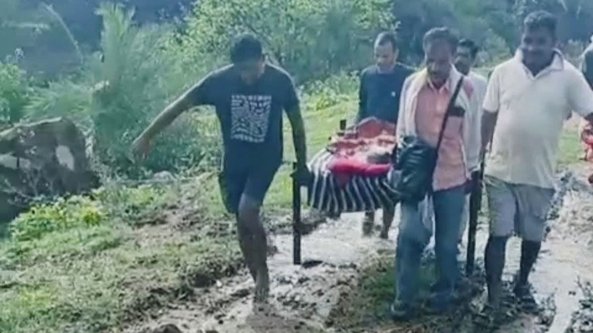 मंत्री प्रतिमा बागरी के क्षेत्र में सड़कों का बुरा हाल; एंबुलेंस न पहुंचने पर ग्रामीणों ने उठाया बड़ा कदम