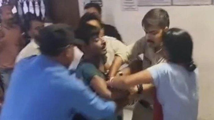 देवास में इलाज के दौरान डॉक्टर पर हमला; पुलिस ने दर्ज की FIR, दो आरोपी गिरफ्तार, एक महिला फरार