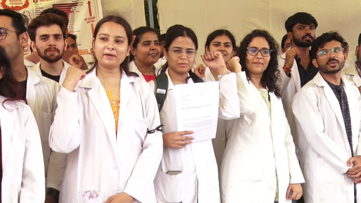 स्टाइपेंड बढ़ाने को लेकर डॉक्टरों का प्रदर्शन, वल्लभ भवन में सरकार के साथ होगी अहम बैठक