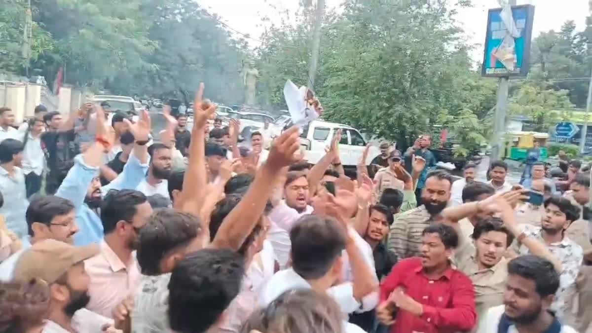 भोपाल में कांग्रेस की छात्र इकाई के प्रदर्शन में अजीब वाकया; 'मुर्दाबाद' की जगह बोला 'जिंदाबाद', जानें पूरा सच