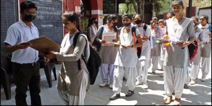 सांदीपनि विद्यालयों में अंग्रेजी माध्यम की पढ़ाई पर संकट; शिक्षकों की कमी और भवन के अभाव से छात्र परेशान