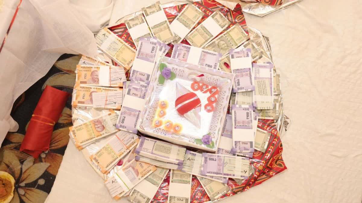 दहेज के लिए टॉयलेट में लगाया ताला; प्रताड़ित विवाहिता ने पुलिस अधीक्षक से लगाई न्याय की गुहार