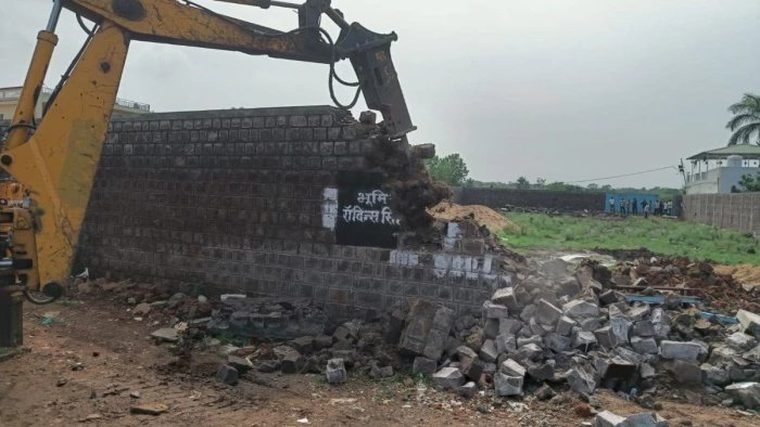 तालाब के 50 मीटर दायरे में बुलडोजर का एक्शन; रसूखदारों के बंगलों पर कार्रवाई अभी भी अधूरी