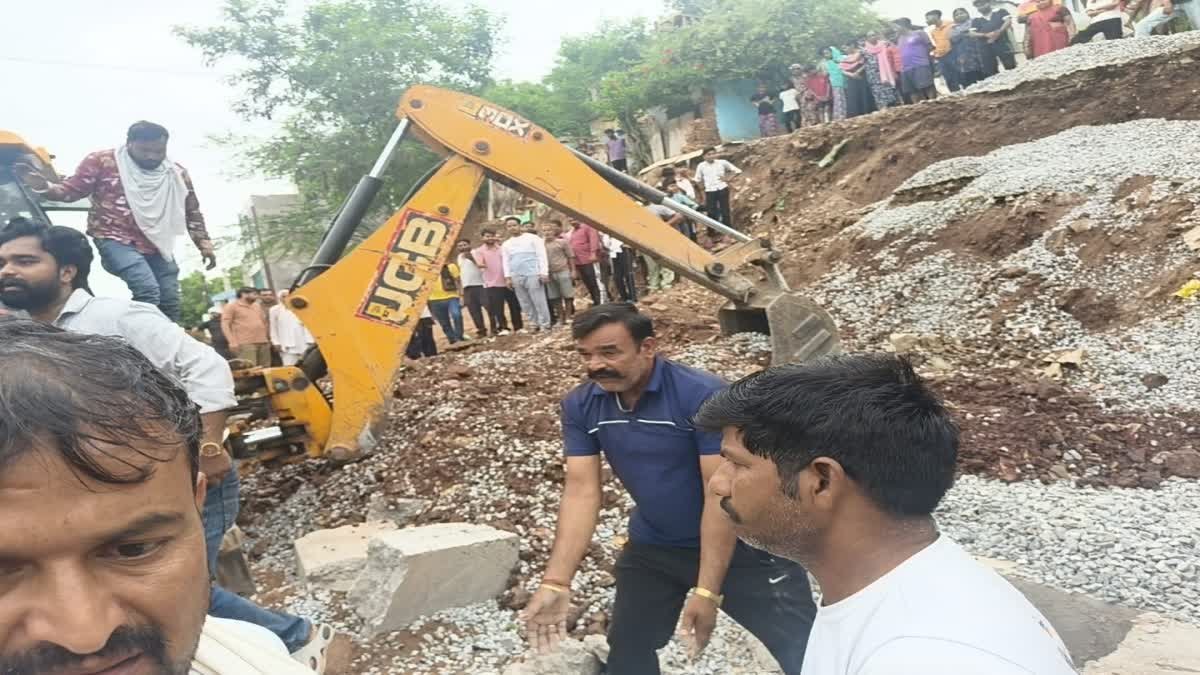 पहाड़ी पर बनी गुणवत्ताहीन दीवार ढहने से चाय ठेला चालक की पत्नी की मौत; मलबे से किया गया रेस्क्यू