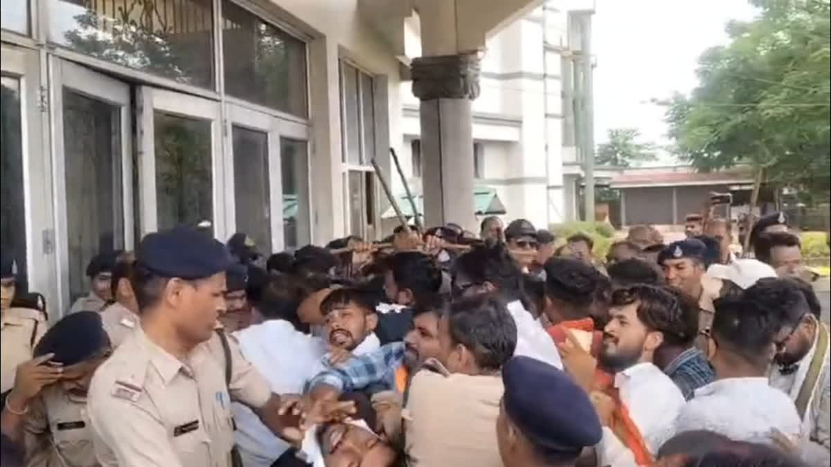 जबलपुर में स्कूल पर हिंदूवादी संगठनों का हमला; सफाई कर्मियों को नौकरी से निकालने पर मचा भारी बवाल