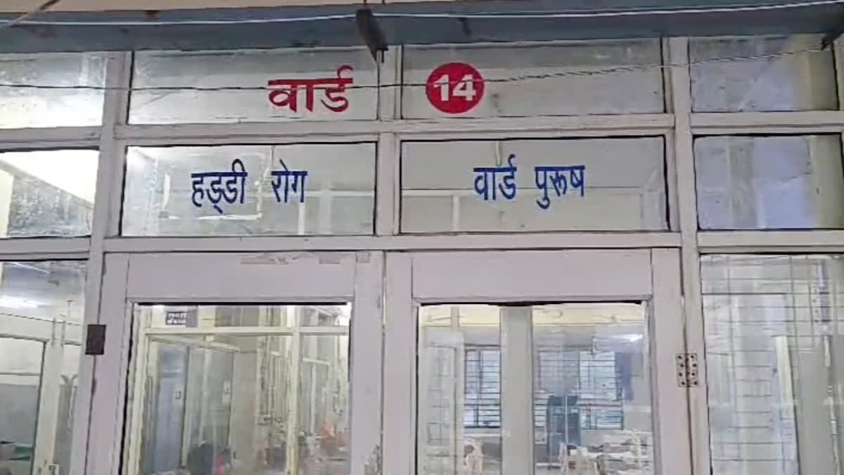 बुंदेलखंड मेडिकल कॉलेज के बंद कमरे से आ रही थी बदबू, झांककर देखा तो उड़ गए होश; पुलिस जांच शुरू